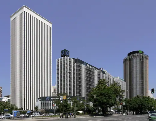 Photo 3: Exterior