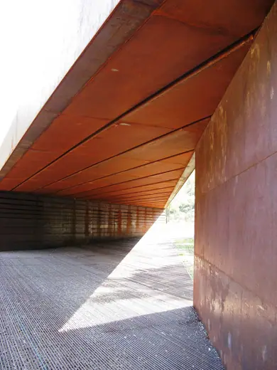 Photo 2: Exterior · Leichtathletikanlage Olot - Eingangsbereich