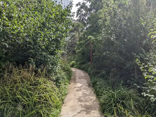 Photo 2: Exterior · Jardin-belvédère au pied des Tours Duo, en août 2023