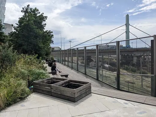 Photo 3: Exterior · Jardin-belvédère au pied des Tours Duo, en août 2023