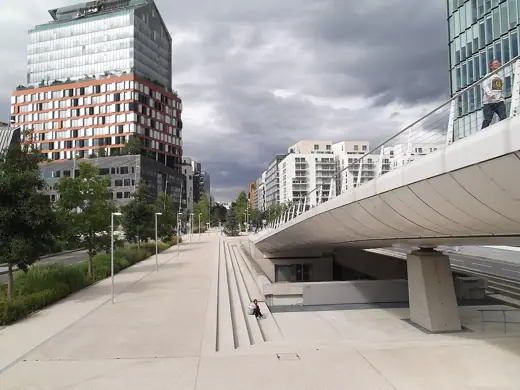 Photo 2: Exterior