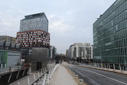 Photo 4: Exterior