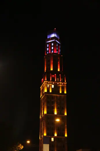 Photo 4: Exterior