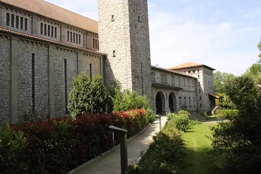 Photo 1: Exterior