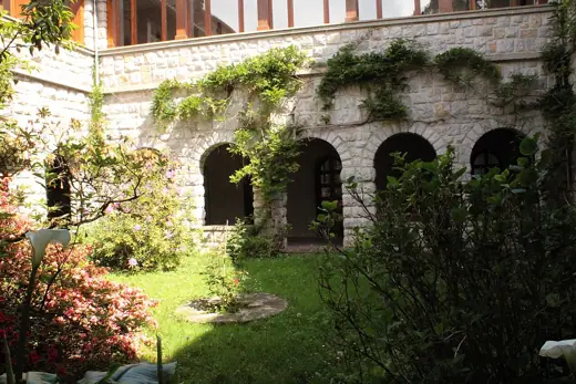 Photo 3: Exterior