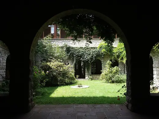 Photo 4: Exterior