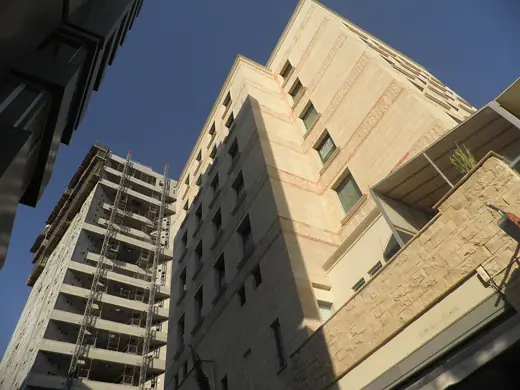 Photo 1: Exterior