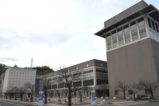 Photo 2: Exterior