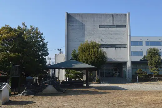 Photo 2: Exterior