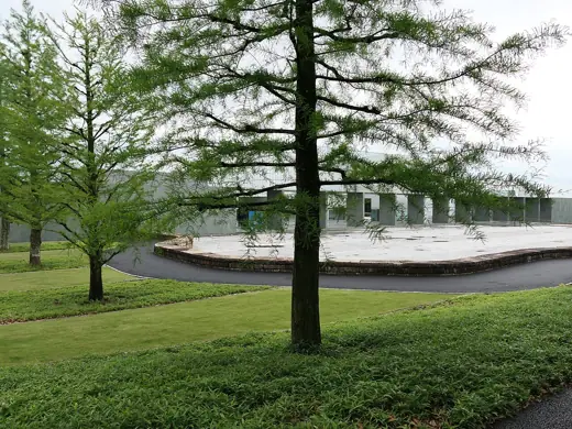 Photo 2: Exterior · au musée municipal d'art de Toyota