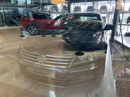 Photo 4: Exterior · The last Phaeton produced signed by the factory workers