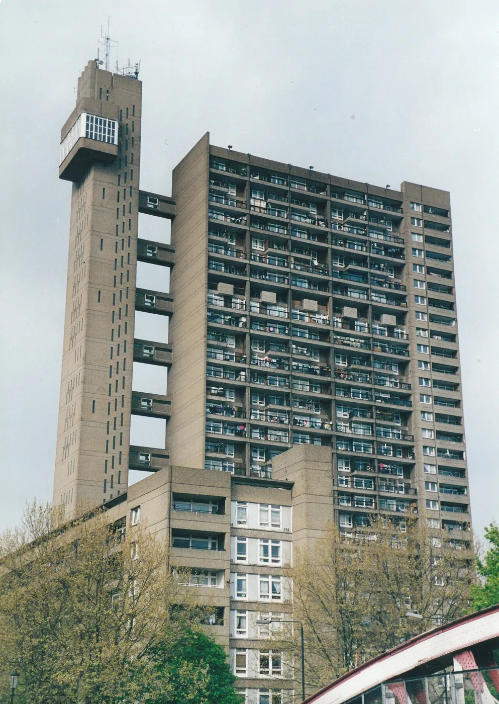 Trellick Tower: Exterior · Trellick Tower, Aufnahme 2002