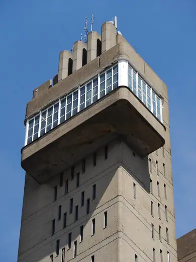 Photo 4: Exterior