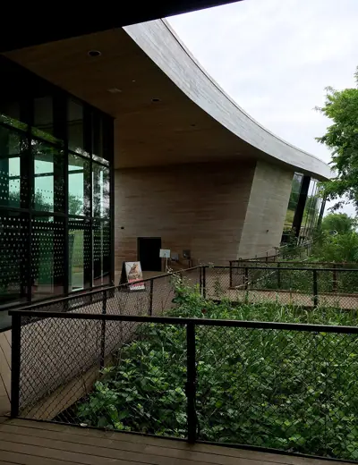 Photo 2: Exterior