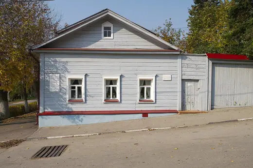 Photo 2: Exterior