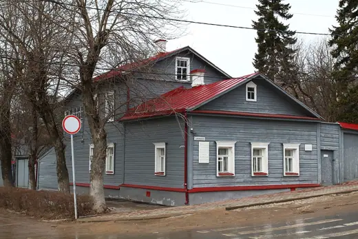 Photo 3: Exterior