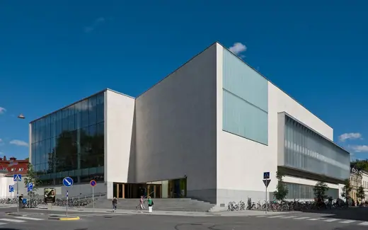 Photo 1: Exterior