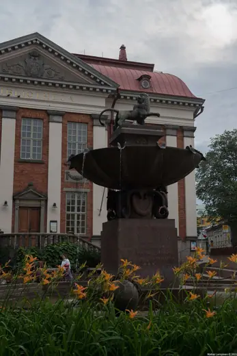 Photo 2: Exterior
