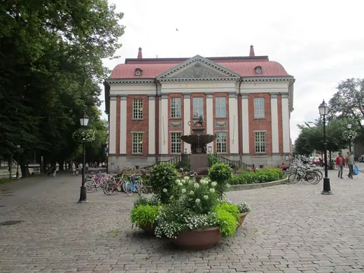 Photo 3: Exterior