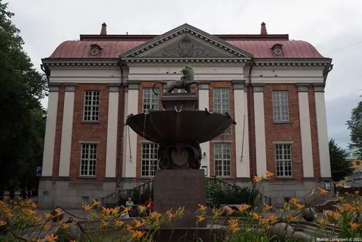 Photo 4: Exterior