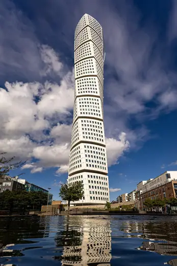 Photo 4: Exterior · Turning Torso in Malmö mit Spiegelung in einem Teich