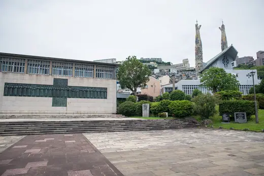 Photo 1: Exterior