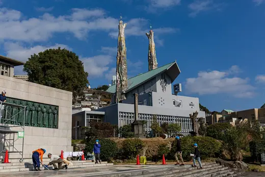 Photo 4: Exterior
