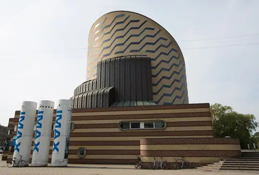 Photo 4: Exterior