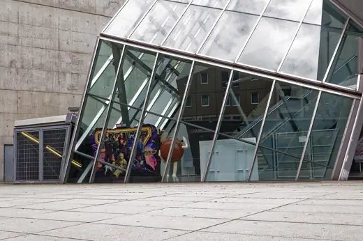 Photo 5: Interior · Teilansicht Foyer Kristallpalast Sankt-Petersburger Straße