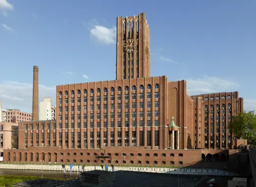 Photo 1: Exterior