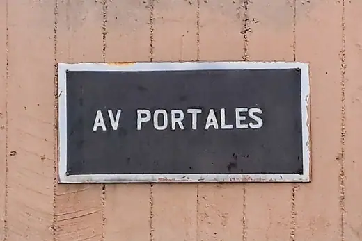Photo 5: Context · Letrero Avenida Portales, Estación Central, Santiago, Región Metropolitana, Chile