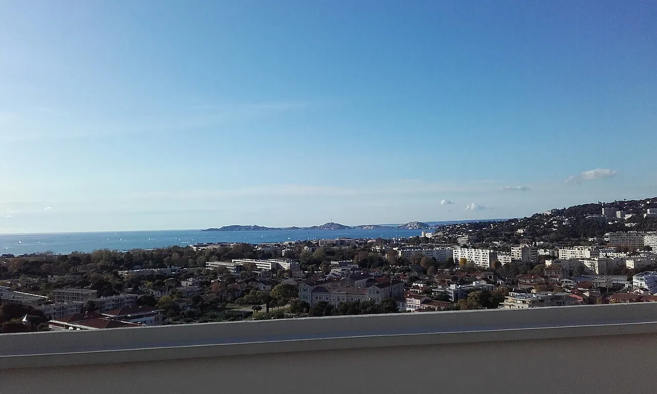 Unité d'Habitation: Context · Marseille, Cité radieuse vue actuelle sur la mer depuis la terrasse