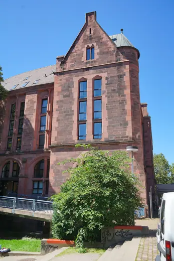 Photo 4: Exterior