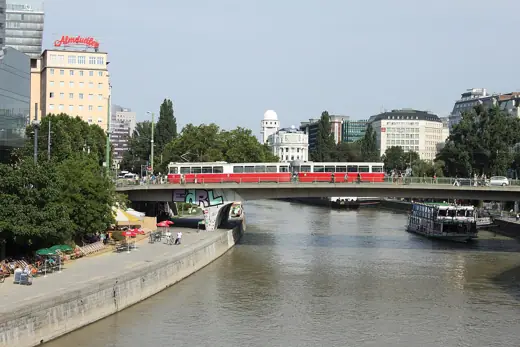 Photo 6: Detail · Im Juli und August 2012 verkehrte die Linie U1 der U-Bahn Wien nicht zwischen Schwedenplatz und Reumannplatz