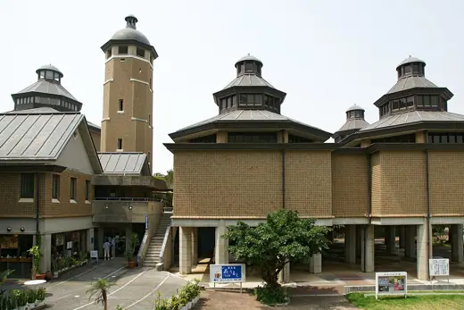 Photo 1: Exterior