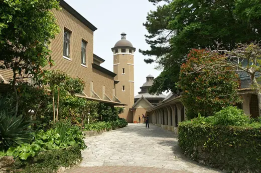 Photo 2: Exterior