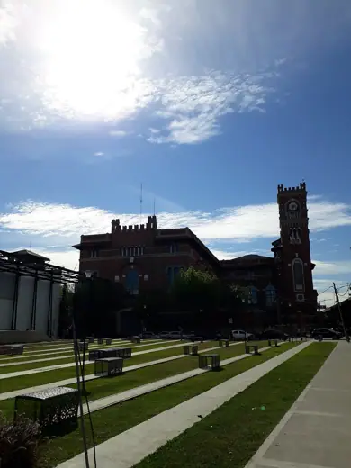 Photo 2: Exterior