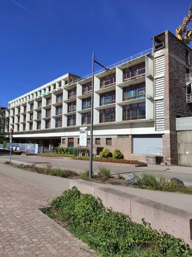 Photo 1: Exterior