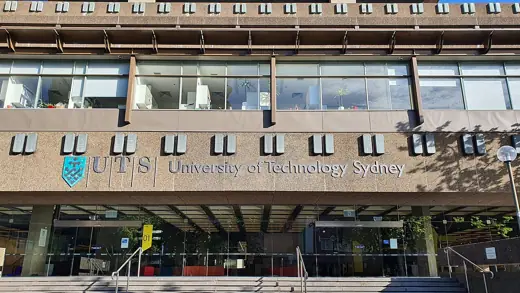 Photo 2: Exterior