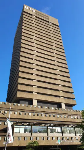 Photo 4: Exterior