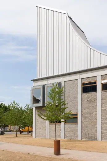 Photo 3: Exterior