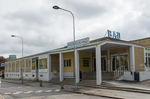 Photo 1: Exterior