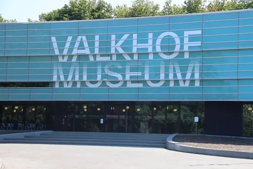 Photo 3: Exterior