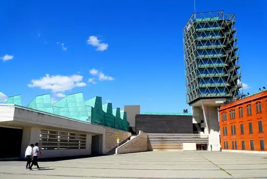Photo 1: Exterior
