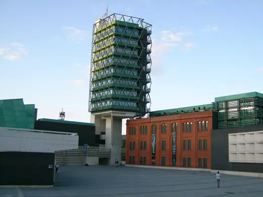 Photo 2: Exterior