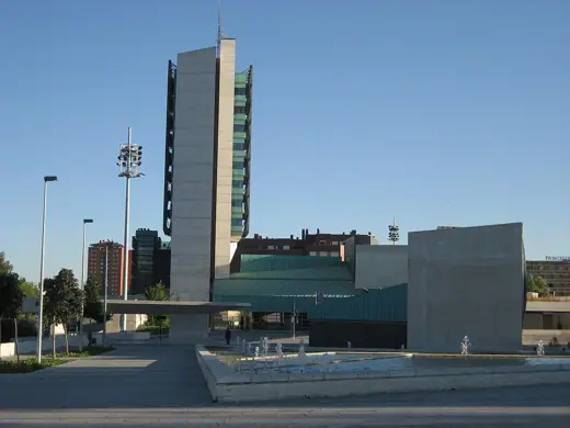 Photo 3: Exterior