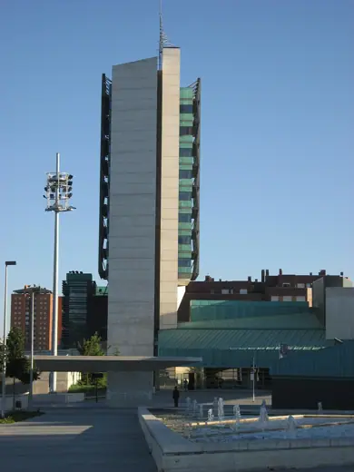 Photo 4: Exterior