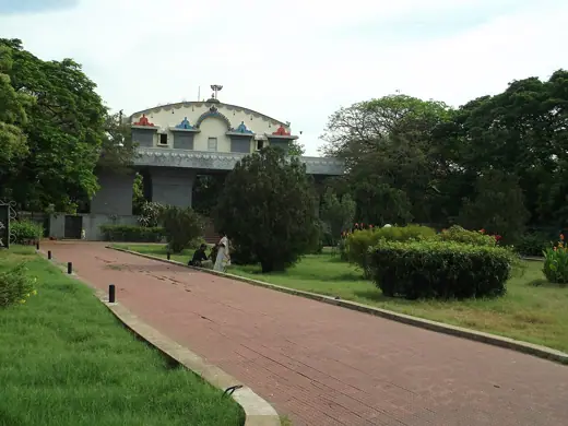 Photo 2: Exterior