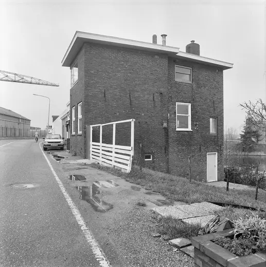 Photo 2: Exterior