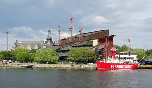 Photo 2: Exterior